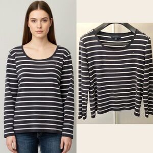 TOMMY HILFIGER Strips Black & White Pattern Scoop Neck Casual Blouse Sweatshirt.